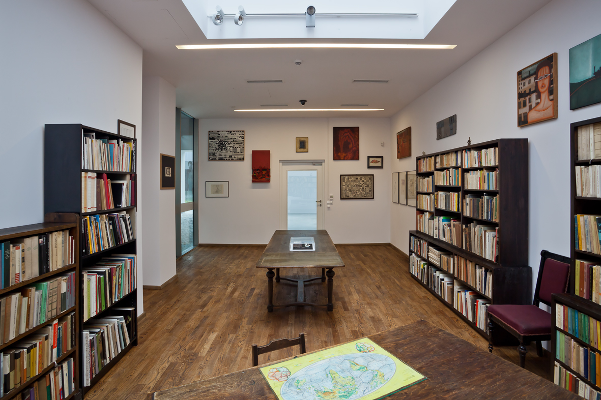Wnętrze Biblioteki Mieczysława Porębskiego w MOCAK-u