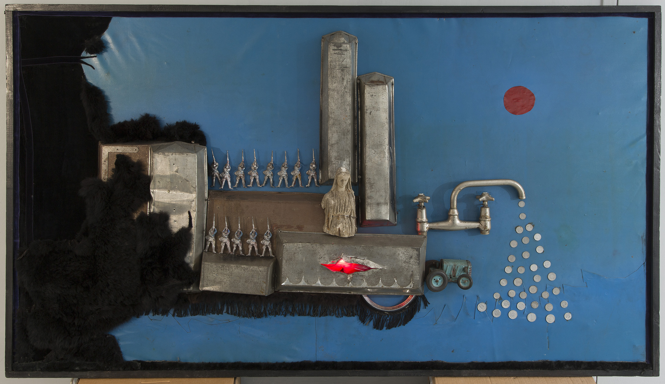 Władysław Hasior, //Pałac sprawiedliwości (Urząd)//, 1973, asamblaż, 106 × 184 × 20 cm, Muzeum Górnośląskie w Bytomiu