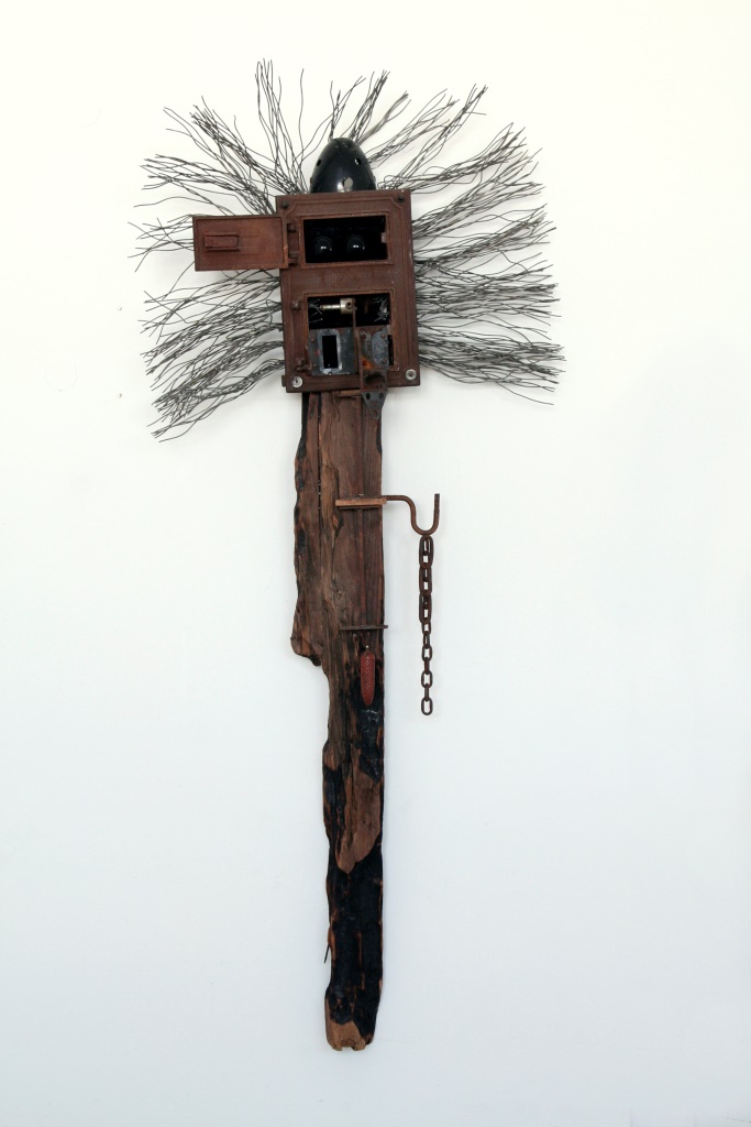 Władysław Hasior, //Czarownik//, 1970/1971, technika mieszana, 255 × 107 × 44 cm, Centrum Rzeźby Polskiej w Orońsku