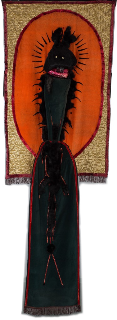 Władysław Hasior, //Sztandar herszta//, przed 1978, technika mieszana / tkanina, 335 × 120 cm, Muzeum Górnośląskie w Bytomiu