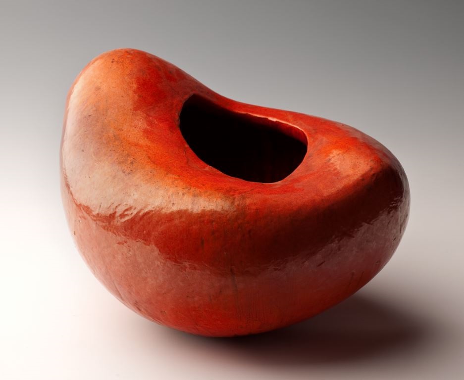Władysław Hasior, //Czerwona forma (Nerka)//, 1956, rzeźba, szkliwo zaciekowe / glina, wys. 28 cm, Muzeum Narodowe we Wrocławiu